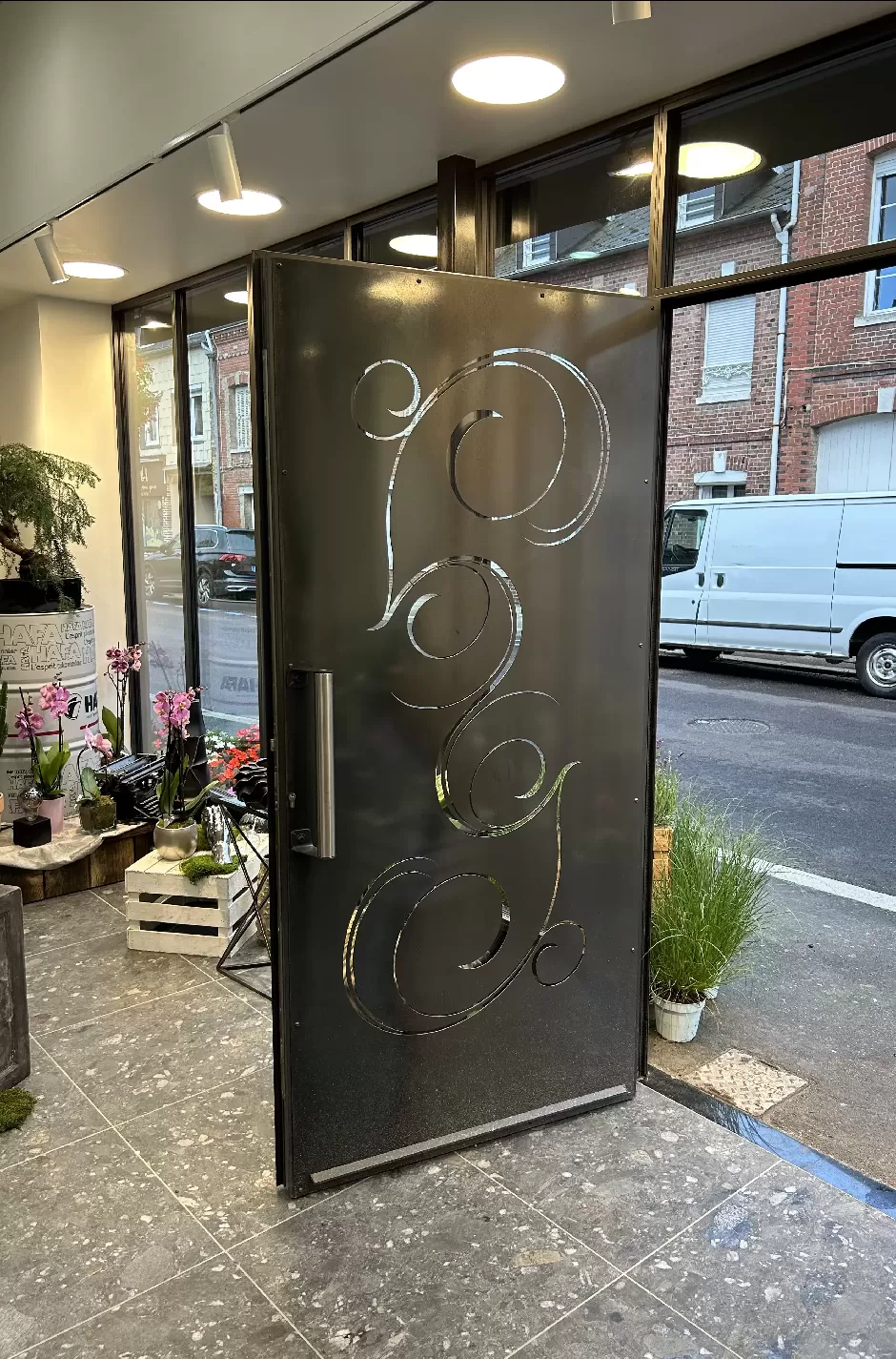 MAD création Fleuriste yvetot porte métallique découpe laser motif flo